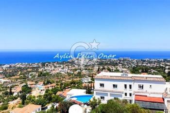 Girne ayaklarınızın altında! 5 odalı kapanmaz manzaralı villa