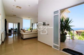 Girne ayaklarınızın altında! 5 odalı kapanmaz manzaralı villa