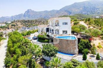 Girne ayaklarınızın altında! 5 odalı kapanmaz manzaralı villa