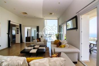 Girne ayaklarınızın altında! 5 odalı kapanmaz manzaralı villa