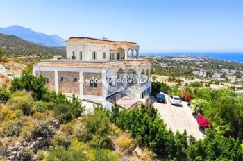Girne ayaklarınızın altında! 5 odalı kapanmaz manzaralı villa