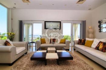 Girne ayaklarınızın altında! 5 odalı kapanmaz manzaralı villa