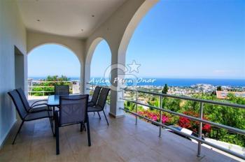 Girne ayaklarınızın altında! 5 odalı kapanmaz manzaralı villa