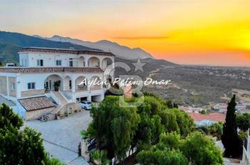 Girne ayaklarınızın altında! 5 odalı kapanmaz manzaralı villa