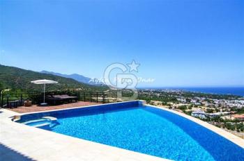 Girne ayaklarınızın altında! 5 odalı kapanmaz manzaralı villa