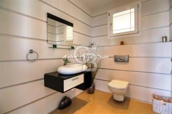 Girne ayaklarınızın altında! 5 odalı kapanmaz manzaralı villa