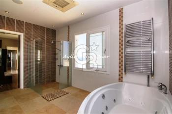Girne ayaklarınızın altında! 5 odalı kapanmaz manzaralı villa