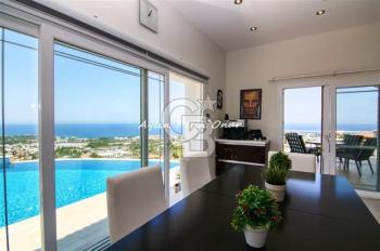 Girne ayaklarınızın altında! 5 odalı kapanmaz manzaralı villa