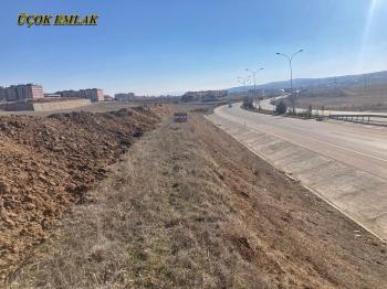 AFYON ÜÇOK EMLAKTAN GAZLIGÖL ANAYOL ÜZERİ SATILIK TURİZM ARSASI