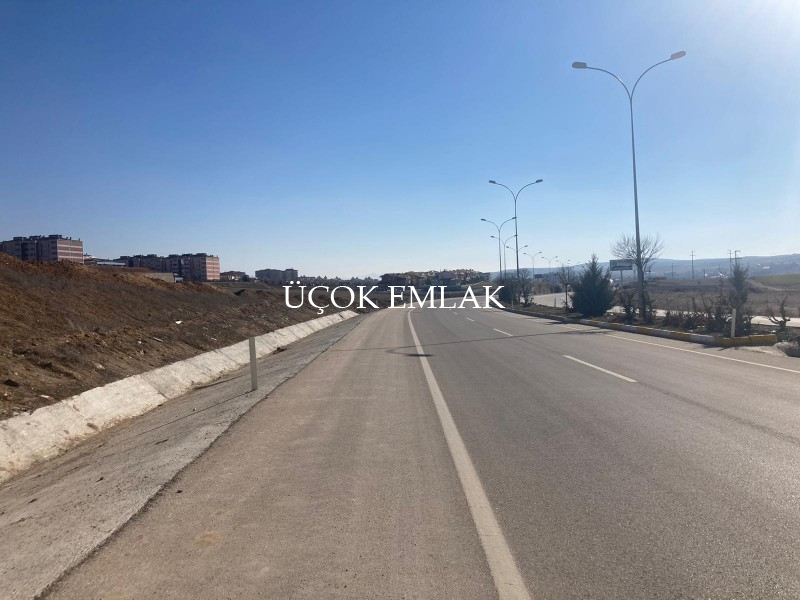 AFYON ÜÇOK EMLAKTAN GAZLIGÖL ANAYOL ÜZERİ SATILIK TURİZM ARSASI