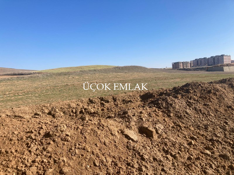 AFYON ÜÇOK EMLAKTAN GAZLIGÖL ANAYOL ÜZERİ SATILIK TURİZM ARSASI