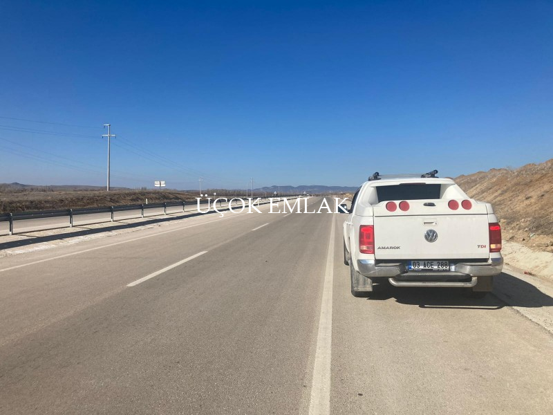 AFYON ÜÇOK EMLAKTAN GAZLIGÖL ANAYOL ÜZERİ SATILIK TURİZM ARSASI