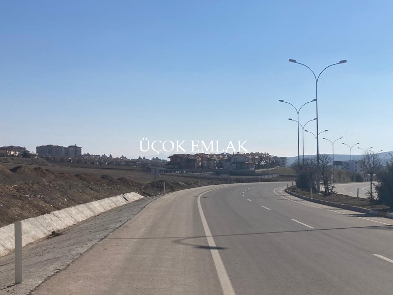 AFYON ÜÇOK EMLAKTAN GAZLIGÖL ANAYOL ÜZERİ SATILIK TURİZM ARSASI