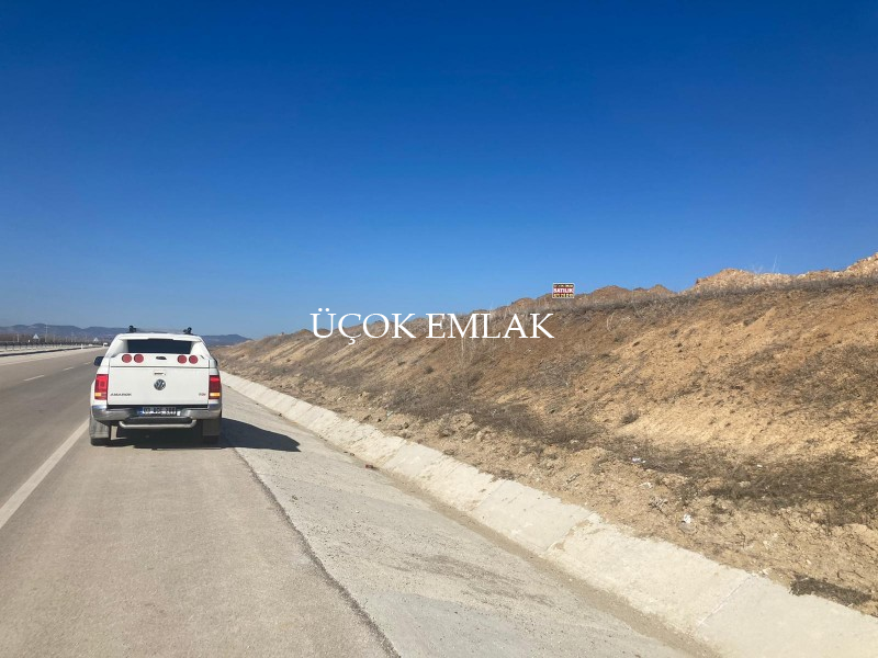 AFYON ÜÇOK EMLAKTAN GAZLIGÖL ANAYOL ÜZERİ SATILIK TURİZM ARSASI