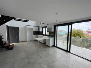  KIBRIS GİRNE ALSANCAK TA ANA CADDEYE YÜRÜME MESAFESİNDE HAVUZLI 1+1 DUBLEX DAİRE