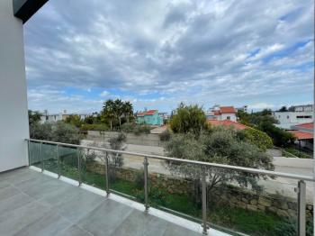  KIBRIS GİRNE ALSANCAK TA ANA CADDEYE YÜRÜME MESAFESİNDE HAVUZLI 1+1 DUBLEX DAİRE