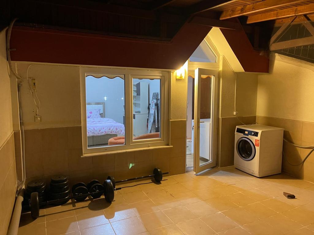 KONYAALTI PINARBAŞI MAHALLESİNDE EŞYALI KİRALIK 1+1 DAİRE