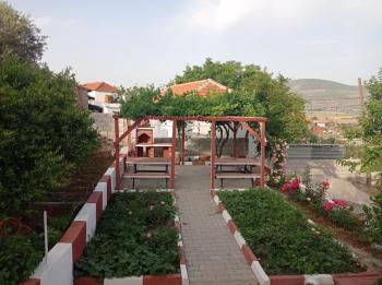 Milas İçme'de satılık köy evi ve imarlı arsası Doğa manzaralı