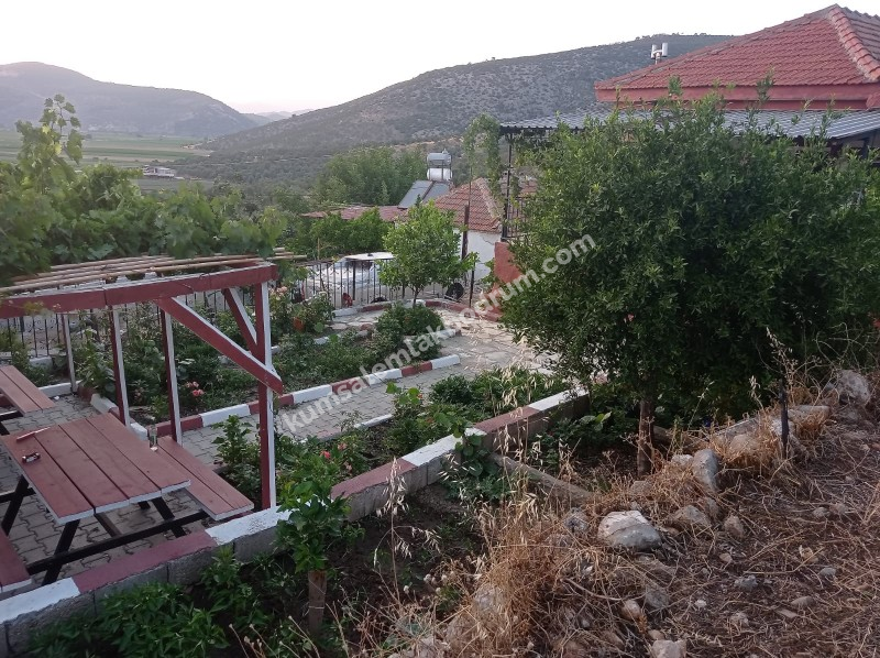 Milas İçme'de satılık köy evi ve imarlı arsası Doğa manzaralı