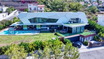 Tasarım Ödüllü Kıbrıs Girne Çatalköy dağ ve deniz manzaralı satılık 4+1 villa