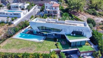 Tasarım Ödüllü Kıbrıs Girne Çatalköy dağ ve deniz manzaralı satılık 4+1 villa