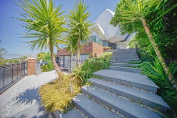 Tasarım Ödüllü Kıbrıs Girne Çatalköy dağ ve deniz manzaralı satılık 4+1 villa