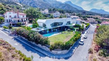 Tasarım Ödüllü Kıbrıs Girne Çatalköy dağ ve deniz manzaralı satılık 4+1 villa