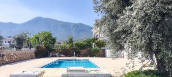 Kıbrıs, Girne, Bellapais Bölgesinde Özel Havuzlu, Geniş Kullanım Alanlı Kiralık 3+1 Villa