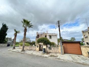 Girne Çatalköy Bölgesinde  Deniz ve Dağ manzaralı satılık 4+1 Havuzlu Villa.
