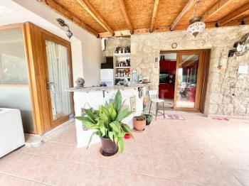 Girne Çatalköy Bölgesinde  Deniz ve Dağ manzaralı satılık 4+1 Havuzlu Villa.