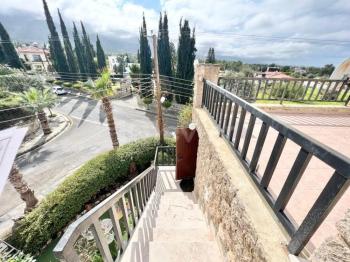 Girne Çatalköy Bölgesinde  Deniz ve Dağ manzaralı satılık 4+1 Havuzlu Villa.