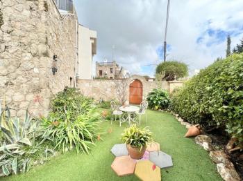 Girne Çatalköy Bölgesinde  Deniz ve Dağ manzaralı satılık 4+1 Havuzlu Villa.