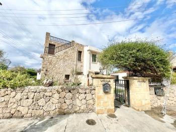 Girne Çatalköy Bölgesinde  Deniz ve Dağ manzaralı satılık 4+1 Havuzlu Villa.