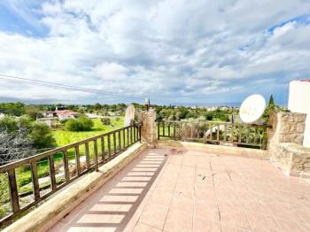 Girne Çatalköy Bölgesinde  Deniz ve Dağ manzaralı satılık 4+1 Havuzlu Villa.