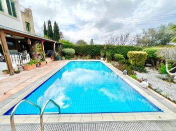 Girne Çatalköy Bölgesinde  Deniz ve Dağ manzaralı satılık 4+1 Havuzlu Villa.