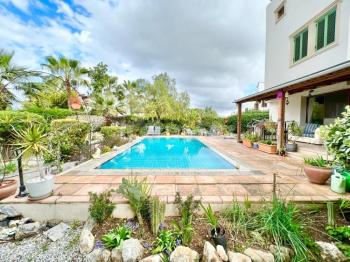 Girne Çatalköy Bölgesinde  Deniz ve Dağ manzaralı satılık 4+1 Havuzlu Villa.