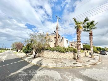 Girne Çatalköy Bölgesinde  Deniz ve Dağ manzaralı satılık 4+1 Havuzlu Villa.