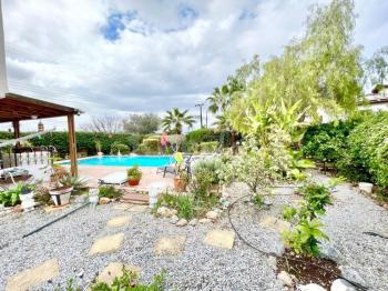 Girne Çatalköy Bölgesinde  Deniz ve Dağ manzaralı satılık 4+1 Havuzlu Villa.