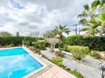 Girne Çatalköy Bölgesinde  Deniz ve Dağ manzaralı satılık 4+1 Havuzlu Villa.
