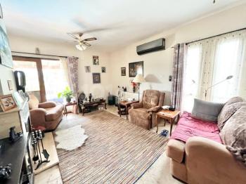 Girne Çatalköy Bölgesinde  Deniz ve Dağ manzaralı satılık 4+1 Havuzlu Villa.