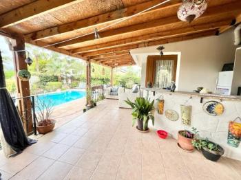 Girne Çatalköy Bölgesinde  Deniz ve Dağ manzaralı satılık 4+1 Havuzlu Villa.
