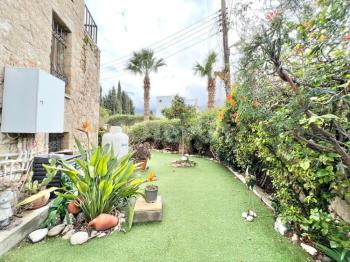 Girne Çatalköy Bölgesinde  Deniz ve Dağ manzaralı satılık 4+1 Havuzlu Villa.