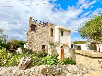 Girne Çatalköy Bölgesinde  Deniz ve Dağ manzaralı satılık 4+1 Havuzlu Villa.