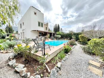 Girne Çatalköy Bölgesinde  Deniz ve Dağ manzaralı satılık 4+1 Havuzlu Villa.