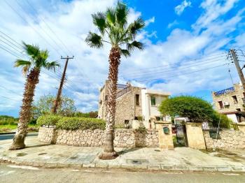 Girne Çatalköy Bölgesinde  Deniz ve Dağ manzaralı satılık 4+1 Havuzlu Villa.