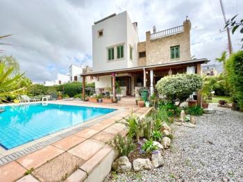 Girne Çatalköy Bölgesinde  Deniz ve Dağ manzaralı satılık 4+1 Havuzlu Villa.