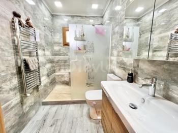 Girne Çatalköy Bölgesinde  Deniz ve Dağ manzaralı satılık 4+1 Havuzlu Villa.