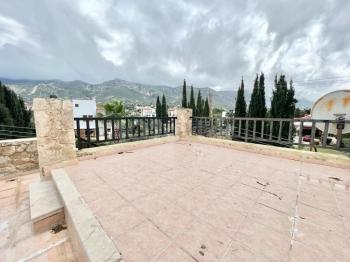Girne Çatalköy Bölgesinde  Deniz ve Dağ manzaralı satılık 4+1 Havuzlu Villa.