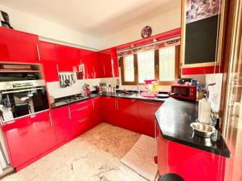 Girne Çatalköy Bölgesinde  Deniz ve Dağ manzaralı satılık 4+1 Havuzlu Villa.