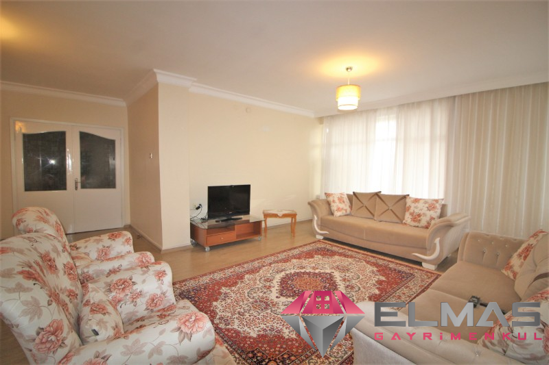 Elmas'tan Menderes'te Havuzlu Kapalı Garaj Site İçi 3+1